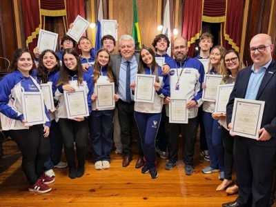 vereador-junior-paixao-homenageia-estudantes-de-petropolis-que-representaram-o-brasil-em-projeto-da.jpeg